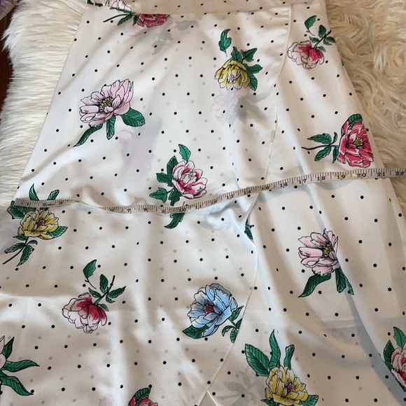 Madison polka dotted black white floral v neck cap sleeves flowing wrap dress m - Picture 16 of 17